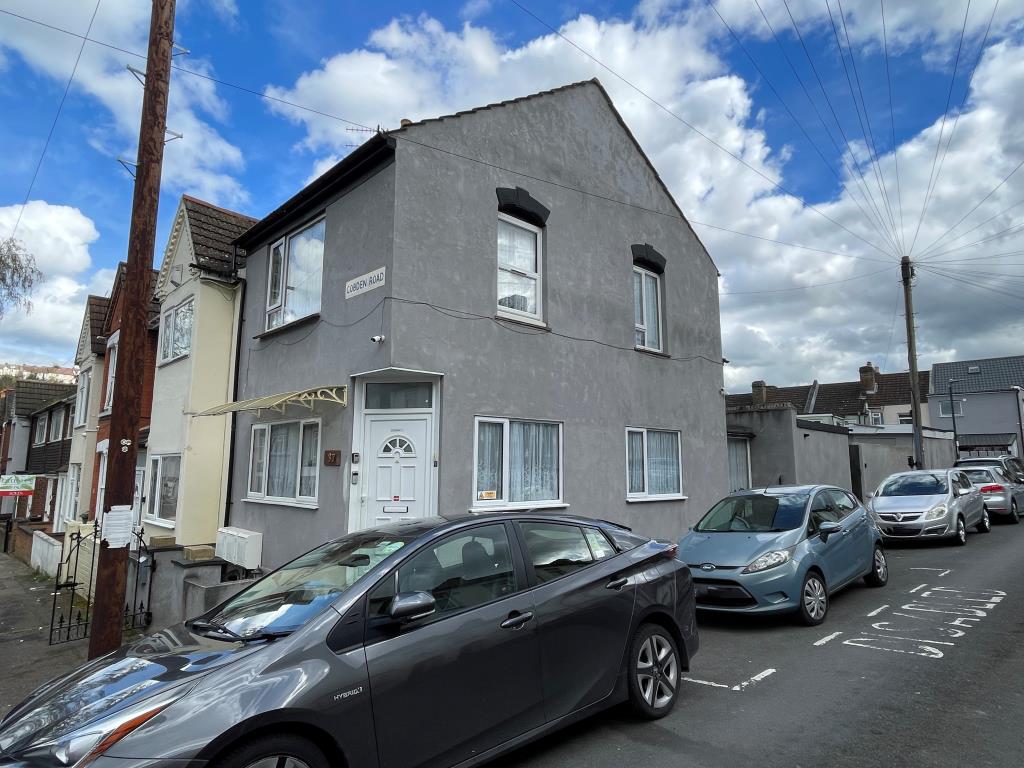 Lot: 129 - FREEHOLD RESIDENTIAL INVESTMENT FOUR-BEDROOM HOUSE AND TWO STUDIOS - Photo of main dwelling and access to basement flat